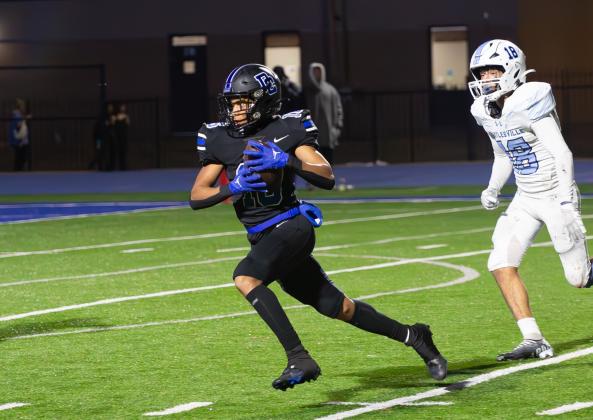 Deer Creek receiver Jalen Davis runs after a catch during the win over Bartlesville on Friday night. Photo by Drew Harmon.