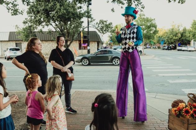 Inspyral Circus Stilt Walker performing for crowd at the October 2023 VIBES Event. Photo by Erin Smith.